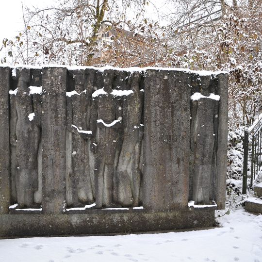 Steinrelief am Friedhofaufgang