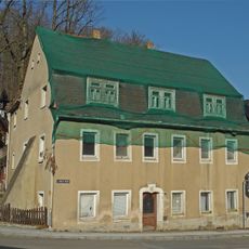 Wohnhaus in offener Bebauung, Türstock mit Schlussstein Luchauer Straße 11