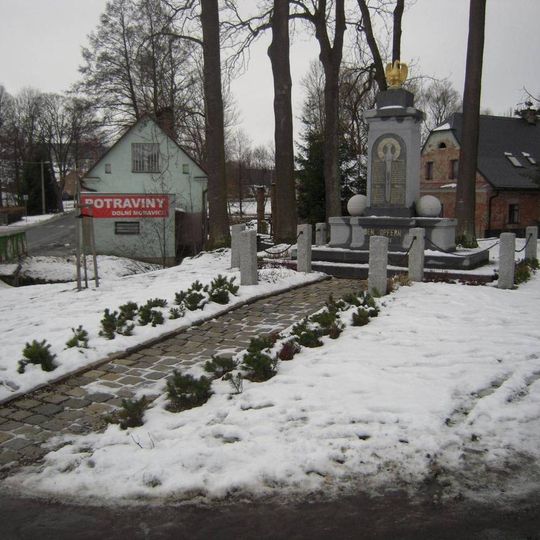 Pomník padlým v první světové válce na křižovatce ve středu obce