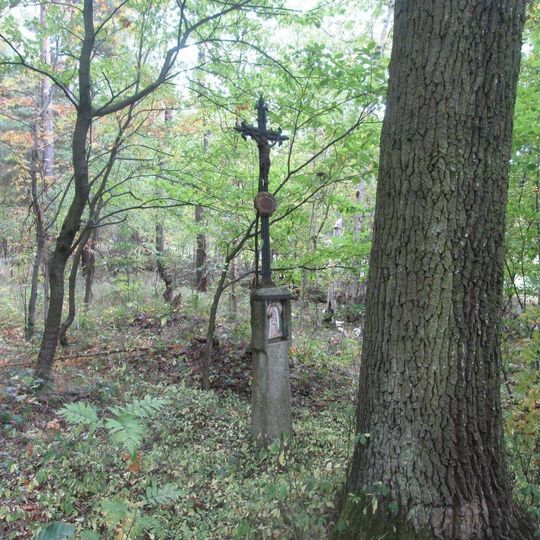 Kříž východně od Horních Chrášťan na okraji lesa