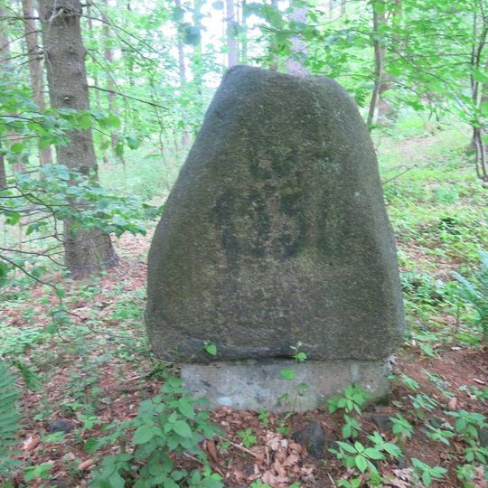 Pomník v lese u silnice z Kostomlat do Milešova