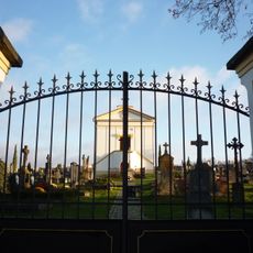 Ohradní zeď hřbitova v Pohledu s bránou