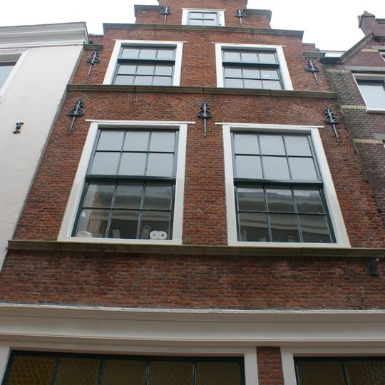 Haarlemmerstraat 135 en Donkersteeg, Leiden