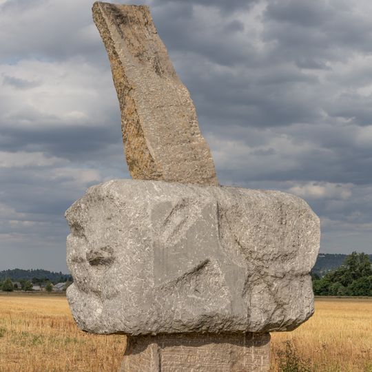 Plastika Krásná je modrá obloha II na Cestě mramoru v Dobřichovicích