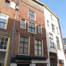 Pand met oorspronkelijke topgevel verhoogd