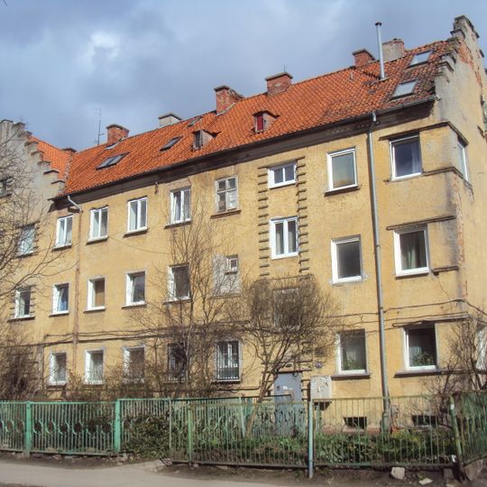 Жилой дом с барельефом девушки на стене