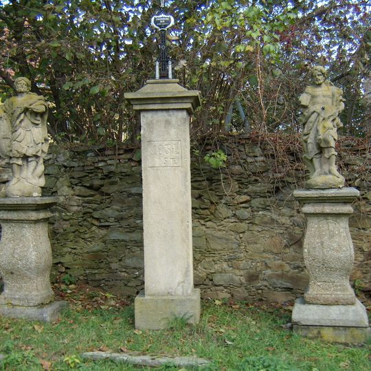 Kříž se sochami svatého Jana a svatého Pavla