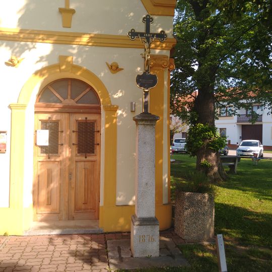 Kříž u kaple