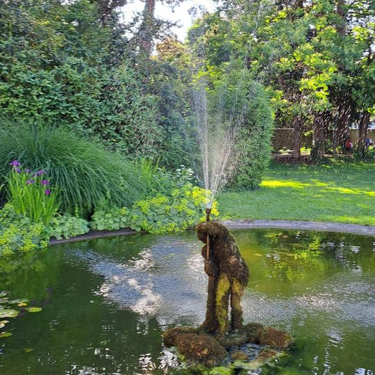 Knabe im Schlosspark