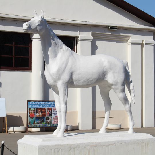 Скульптура скаковой лошади