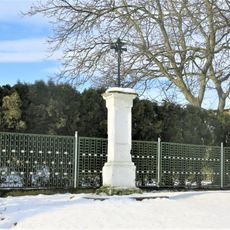 Kříž u domu 57 v Strašnově