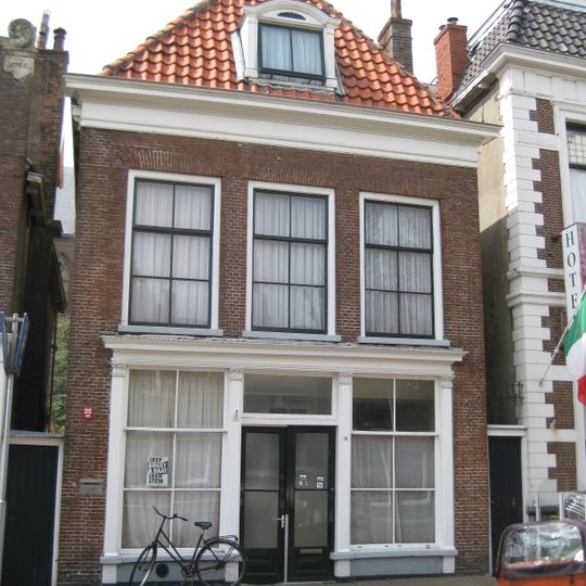 Pand met strakke gevel bekroond door rechte gootlijst en dakkapel in 18e-eeuwse vormen