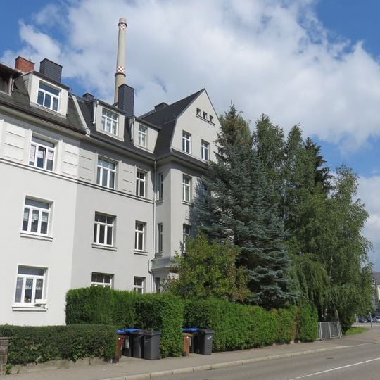 Mietshaus in halboffener Bebauung , mit Vorgarten Zöblitzer Straße 4