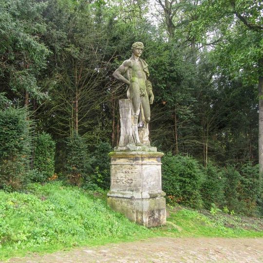 Socha hocha ve Valticích zámeckém parku