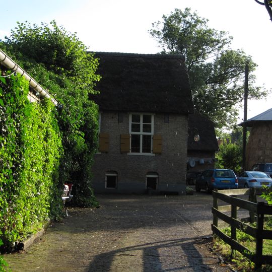Hoeve "Boekestein". Boerderij met rechts opkamer. Twee vensters met houten kruiskozijnen. Stenen karnmolen.