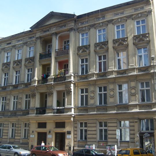 Kamienica z 2 oficynami