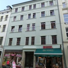 Mietshaus in geschlossener Bebauung, mit Läden mit originalen Fronten Berliner Straße 13