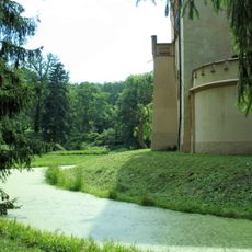 Vodní příkop zámku Vrchotovy Janovice