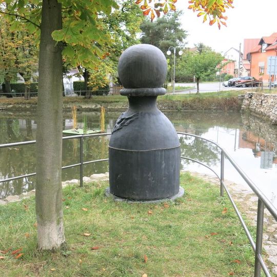 Plastika u rybníka v Jinočanech