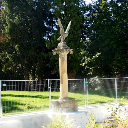 Sloup se sochou sokola na bývalém koupališti v Českém Brodu