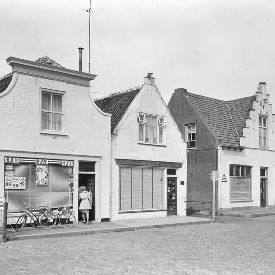 Dwarspand met aan de markt een gevel met middentop