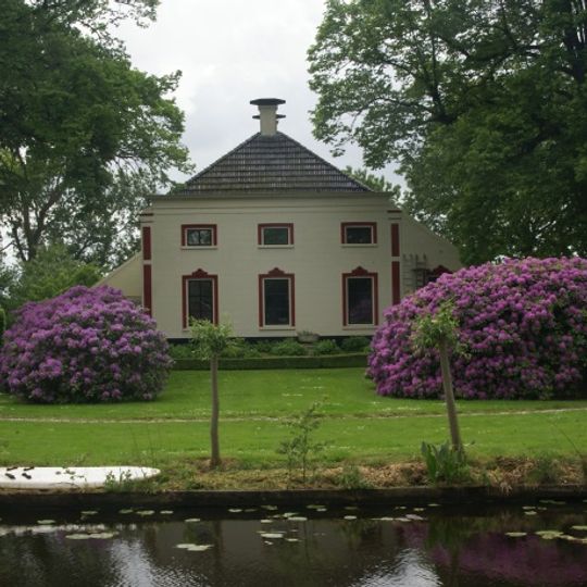 Boerderij in neo-barokstijl met tuinaanleg