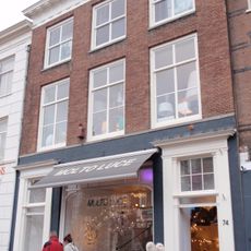 Pand met rechte kroonlijst met triglyphen en metopen, twee ingangen, herbouw beneden verbouwd