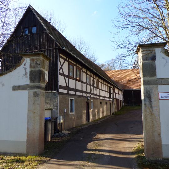 Pfarrhof mit Pfarrhaus , Seitengebäude, Scheune, weiteres Seitengebäude , Torpfeiler, Heiste im Hof und am Zufahrtsweg sowie Einfriedungsmauer Markt 1; 3