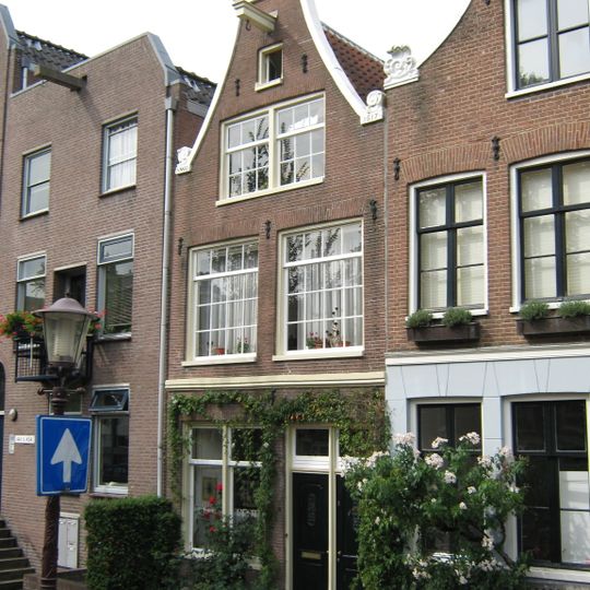 Huis met gevel onder eenvoudige klokvormige top