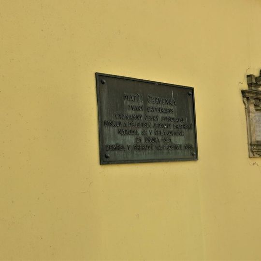 Pamětní deska Matěje Červenky na ohradní zdi muzea v Čelákovicích