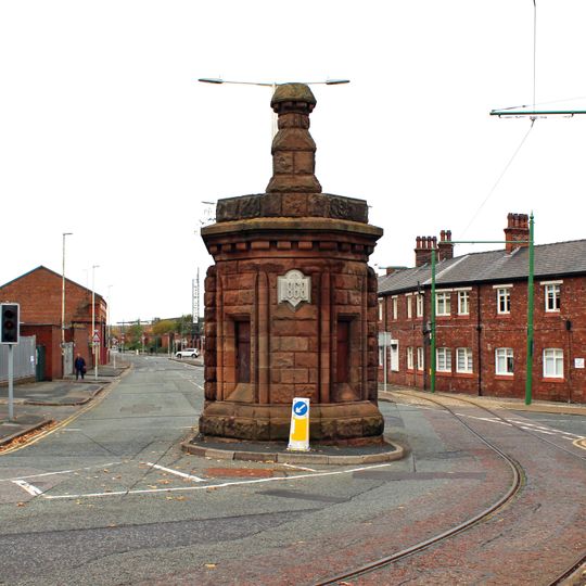 Police booth and gate piers, Woodside