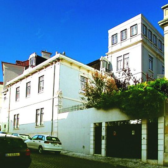 Edifício na Rua da Senhora do Monte, incluindo o jardim