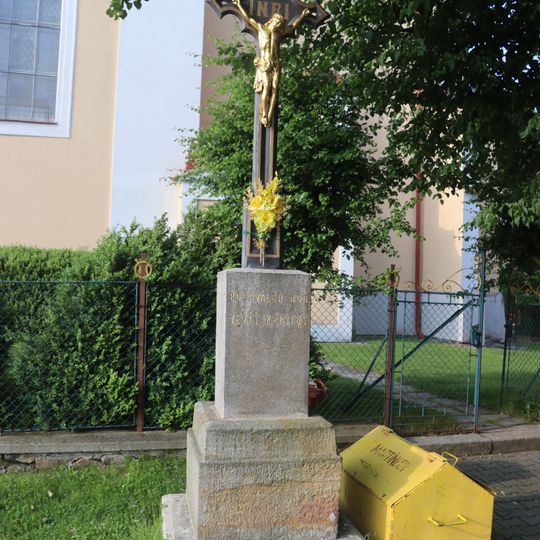 Kříž u kostela Navštívení Panny Marie v Martínkově