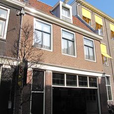 Dwarshuis van het door philips vingboons ontworpen type met latere, enige malen gewijzigde gevel