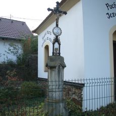Kříž u kaple v Martinicích u Dolních Kralovic