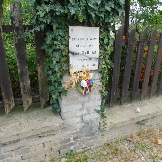 Pamětní deska Jana Dvořáka na plotu domu Vlašimská 1846/14 na Vinohradech