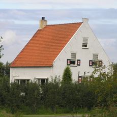 Vrijstaande forse boerenwoning waarvan de bijhorende schuur is verdwenen