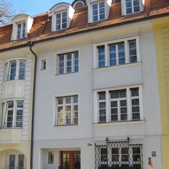 Zusammengeschlossener, villenartiger Block