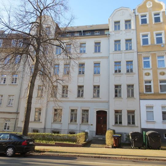 Mietshaus in geschlossener Bebauung mit Vorgarten Zeißstraße 3