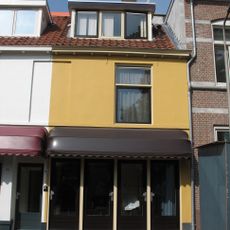 Pand, waarin wellicht een deel van de laat-middeleeuwse stadsmuur is bewaard gebleven