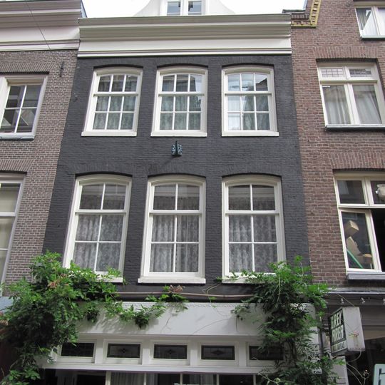 Pand met gevel onder rechte lijst met dakkapel