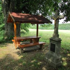 Kříž u památného stromu jižně od Mezné