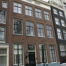 Pand met vierraamsgevel onder rechte lijst met dakkapel