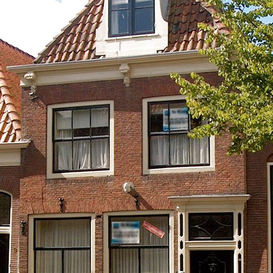 Huis met laat 18e-eeuwse gevel met rechte kroonlijst waar rocococonsoles; omlijste deur, voor wellicht ouder pand