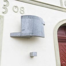 Pamětní deska obětem komunismu na muzeu v Bystřici nad Pernštejnem