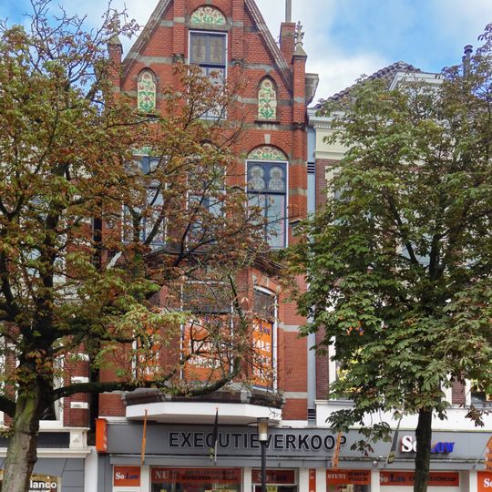 Winkelmagazijn met bovenwoning