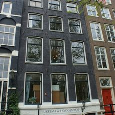 Pand met gevel onder geknikte lijst