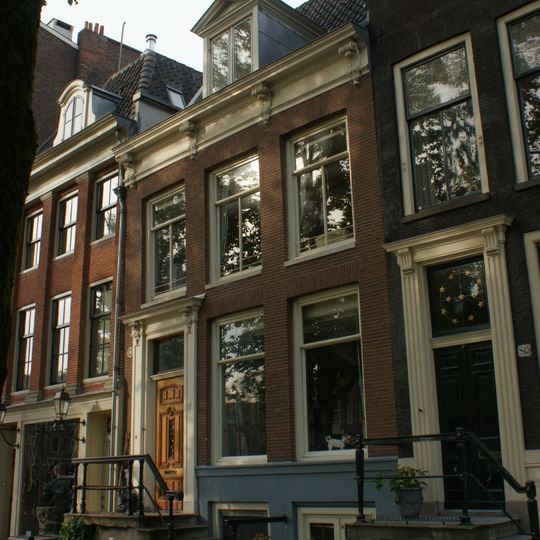 House under Transverse Roof