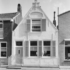 Pand met geverfde tuitgevel