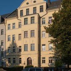 Mietshaus in geschlossener Bebauung mit Vorgarten Horst-Menzel-Straße 13